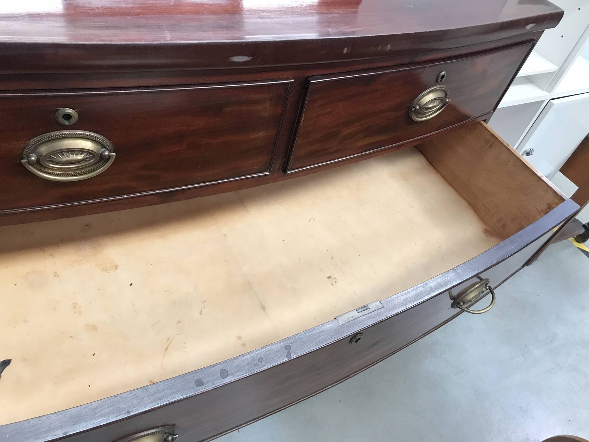 English chest from the early 18th century, mahogany veneer.
