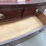 English chest from the early 18th century, mahogany veneer.