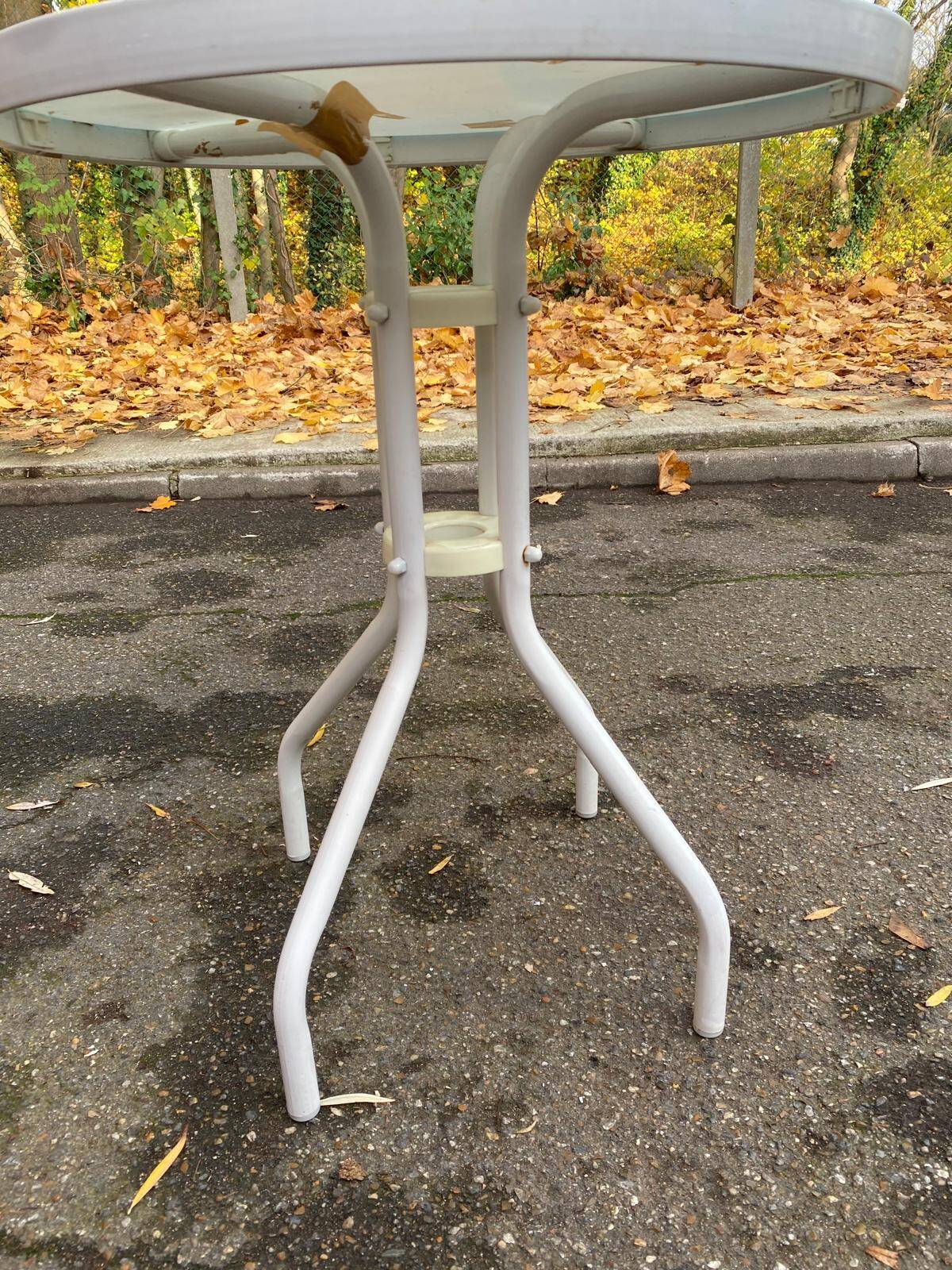 Round bistro table in steel with tulip base and glass top, 60cm