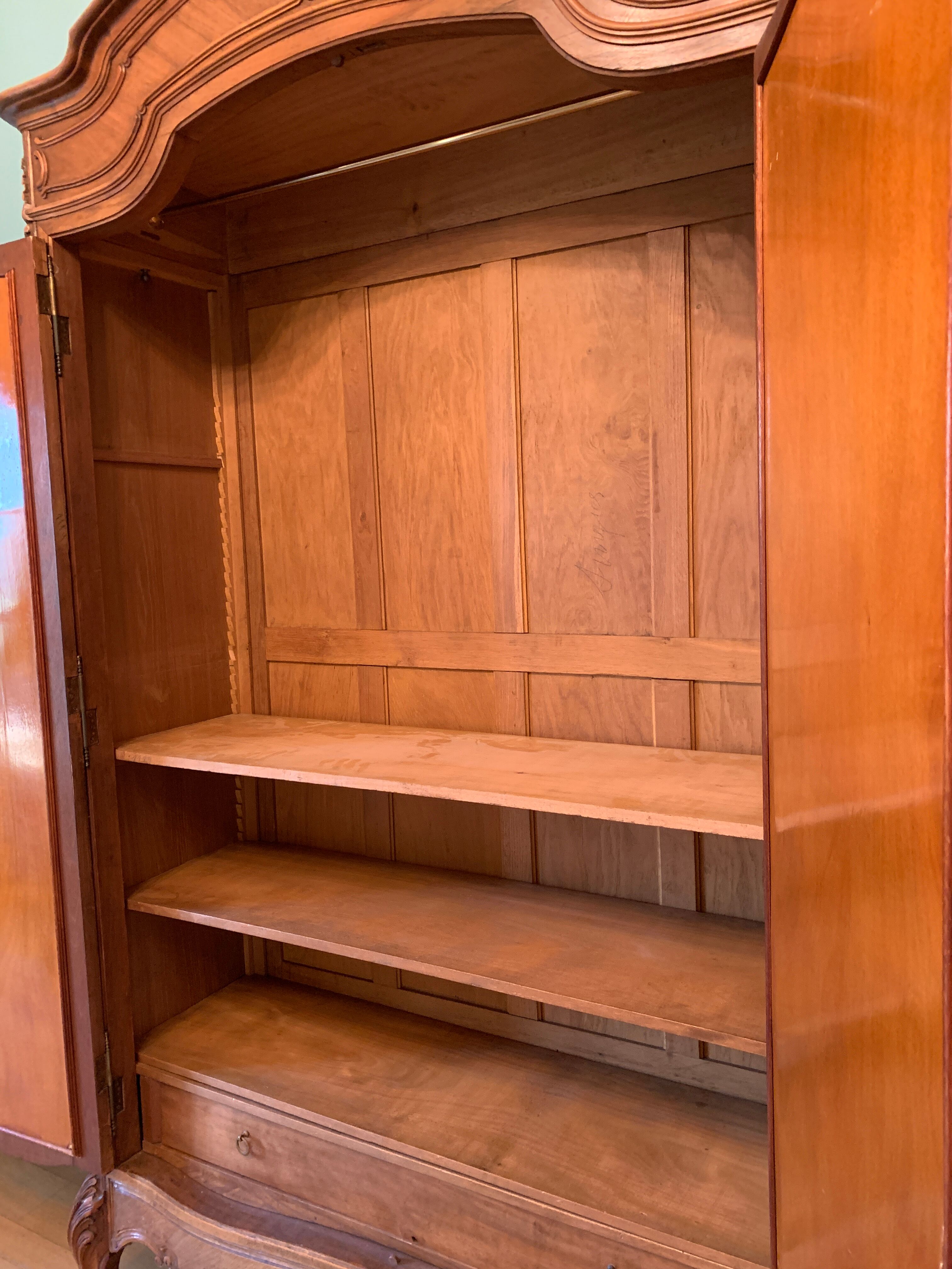 Louis XV Rocaille cabinet in walnut with bevelled mirrors