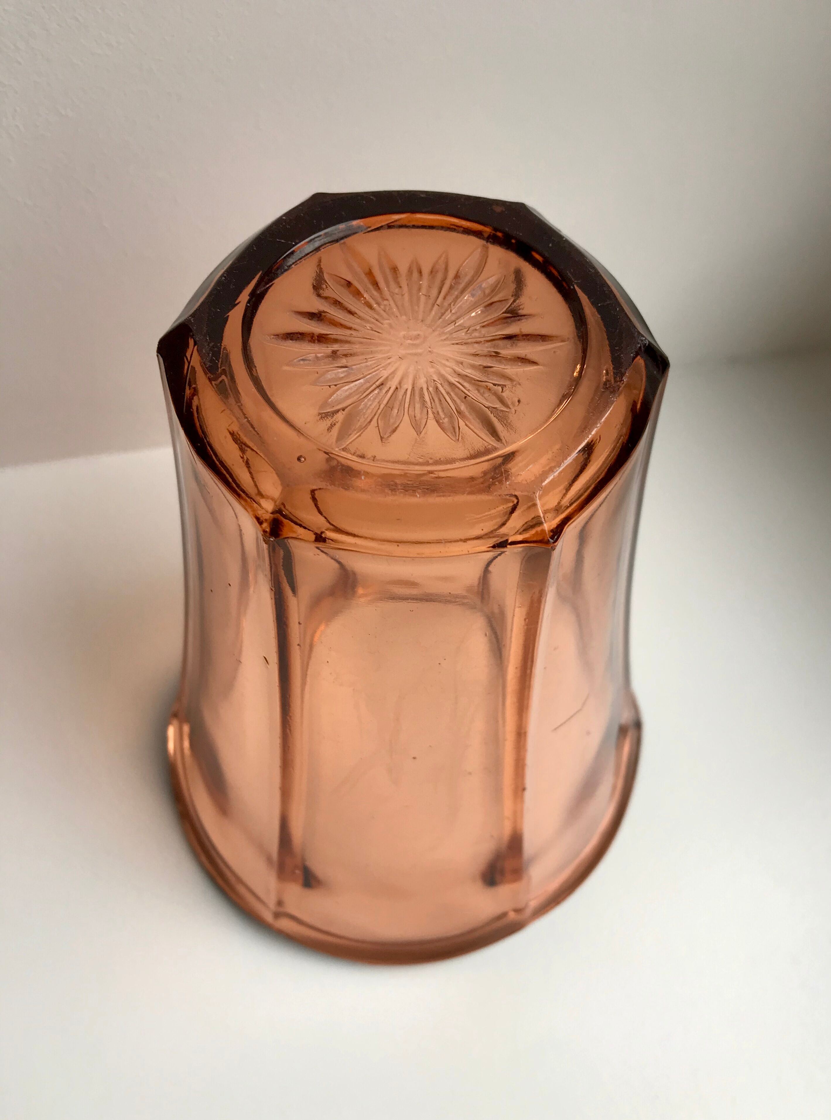 Vase en verre coloré rose années 50-60