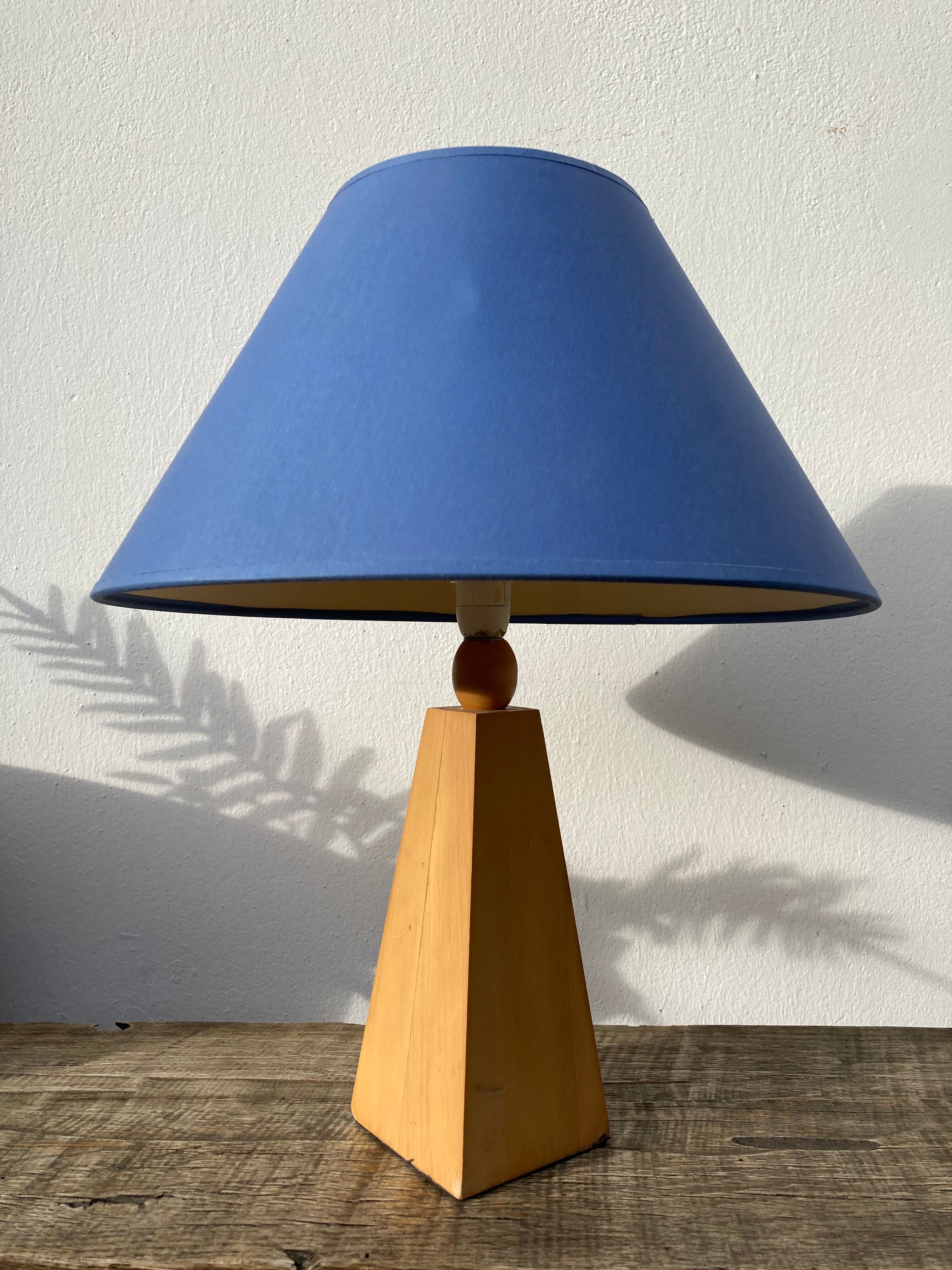 Lampe pyramide 80 en bois et abat jour bleu
