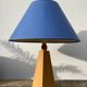 Lampe pyramide 80 en bois et abat jour bleu