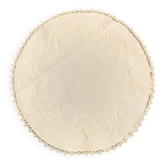 Old oval doily embroidered and lace 28cm