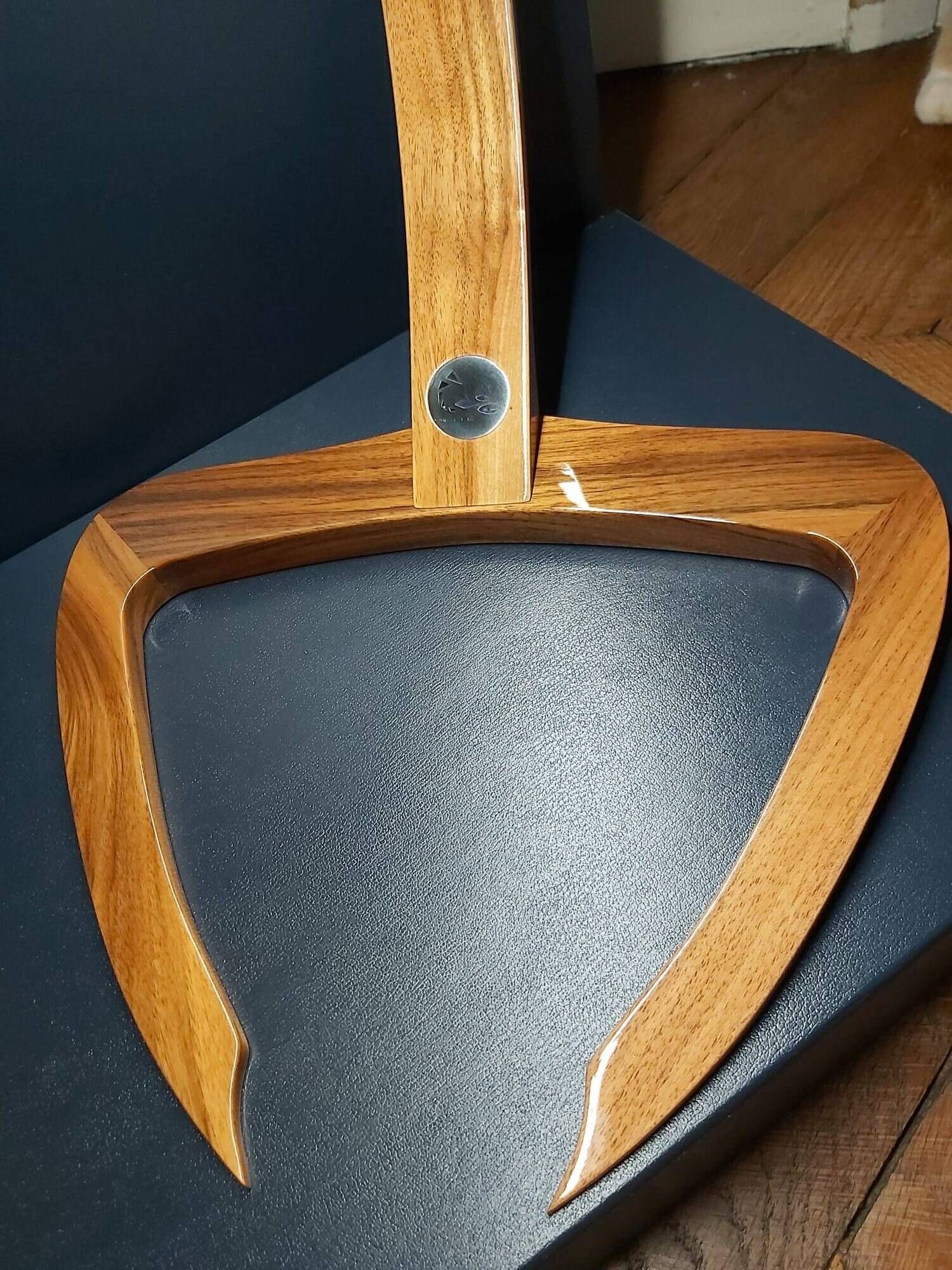 Scorpio table lamp, solid walnut, design matevž klopčič (m-interi)