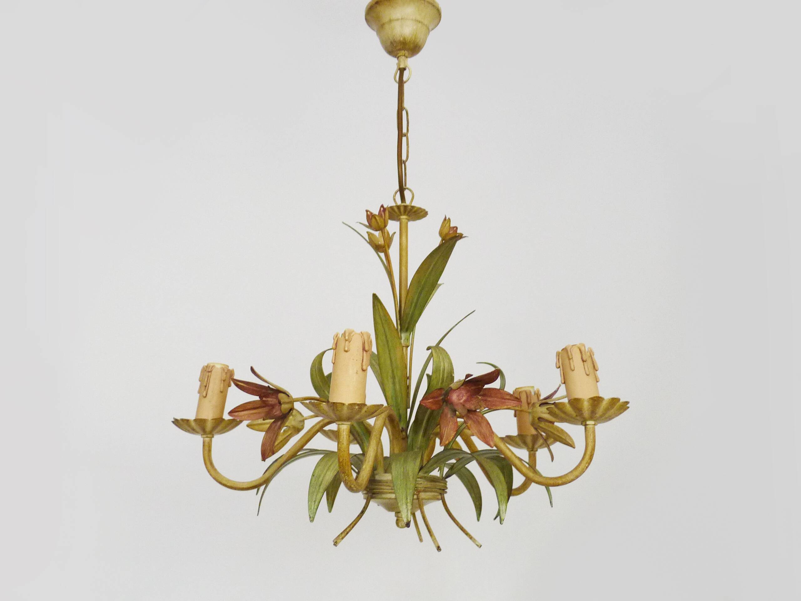 Vintage chandelier in painted metal decorated with flowers and foliage with 5 lights. 80s 90s