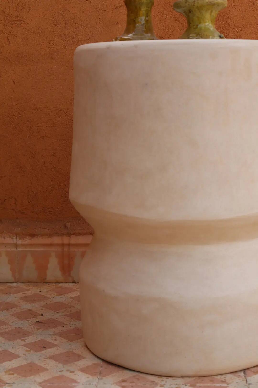 Sculptural side table in tadelakt