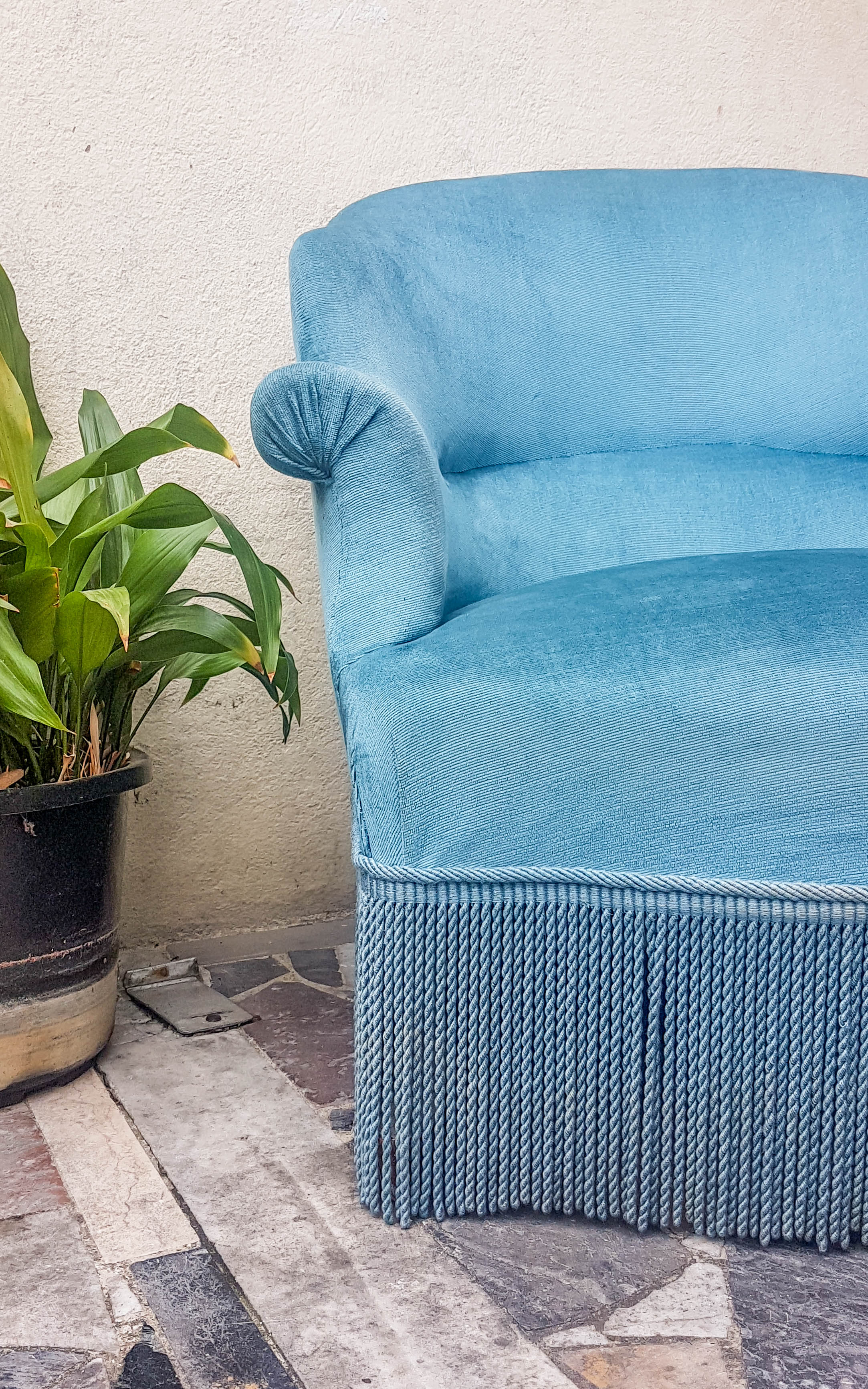 Fauteuil crapaud vintage velours bleu années 70