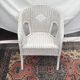 Fauteuil en rotin blanc avec assez vintage