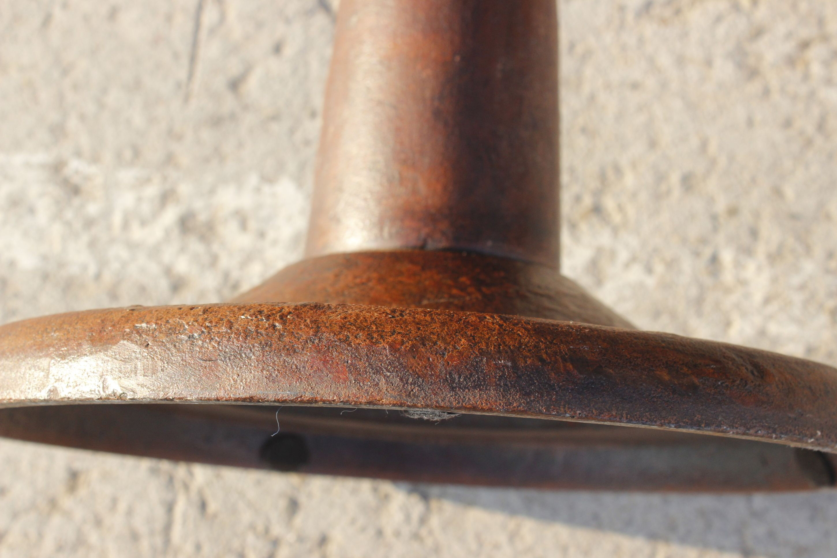 Tabouret vintage en acier et cuir de style industriel
