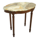 Oude houten tafel met marmeren blad