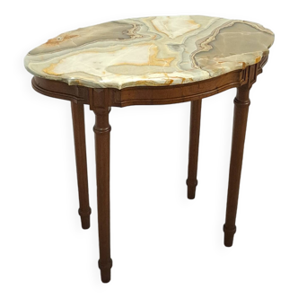 Oude houten tafel met marmeren blad