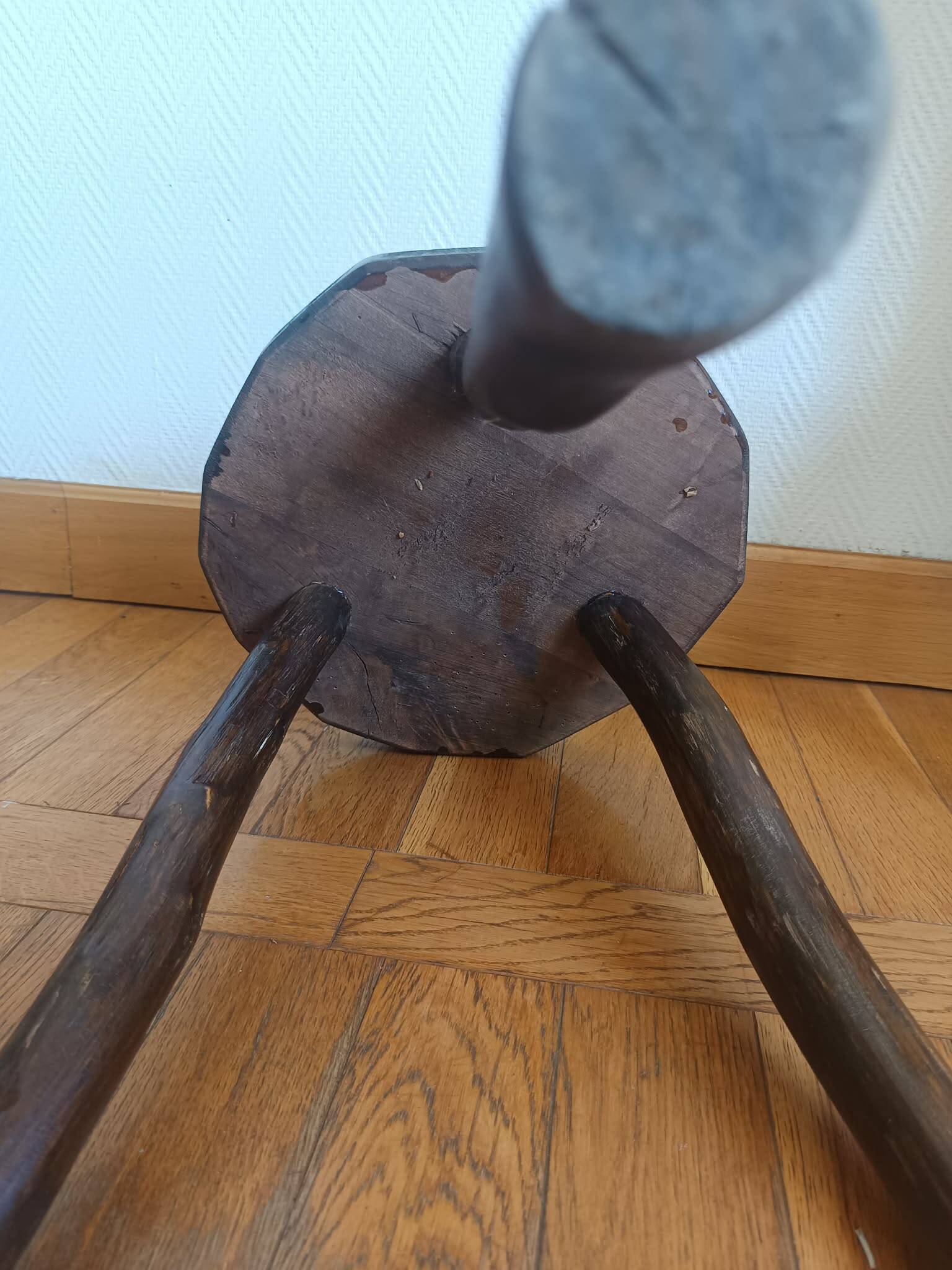 Tabouret tripode brutaliste en bois
