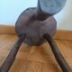 Tabouret tripode brutaliste en bois