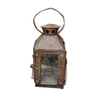 Ancienne lanterne en fer forgé
