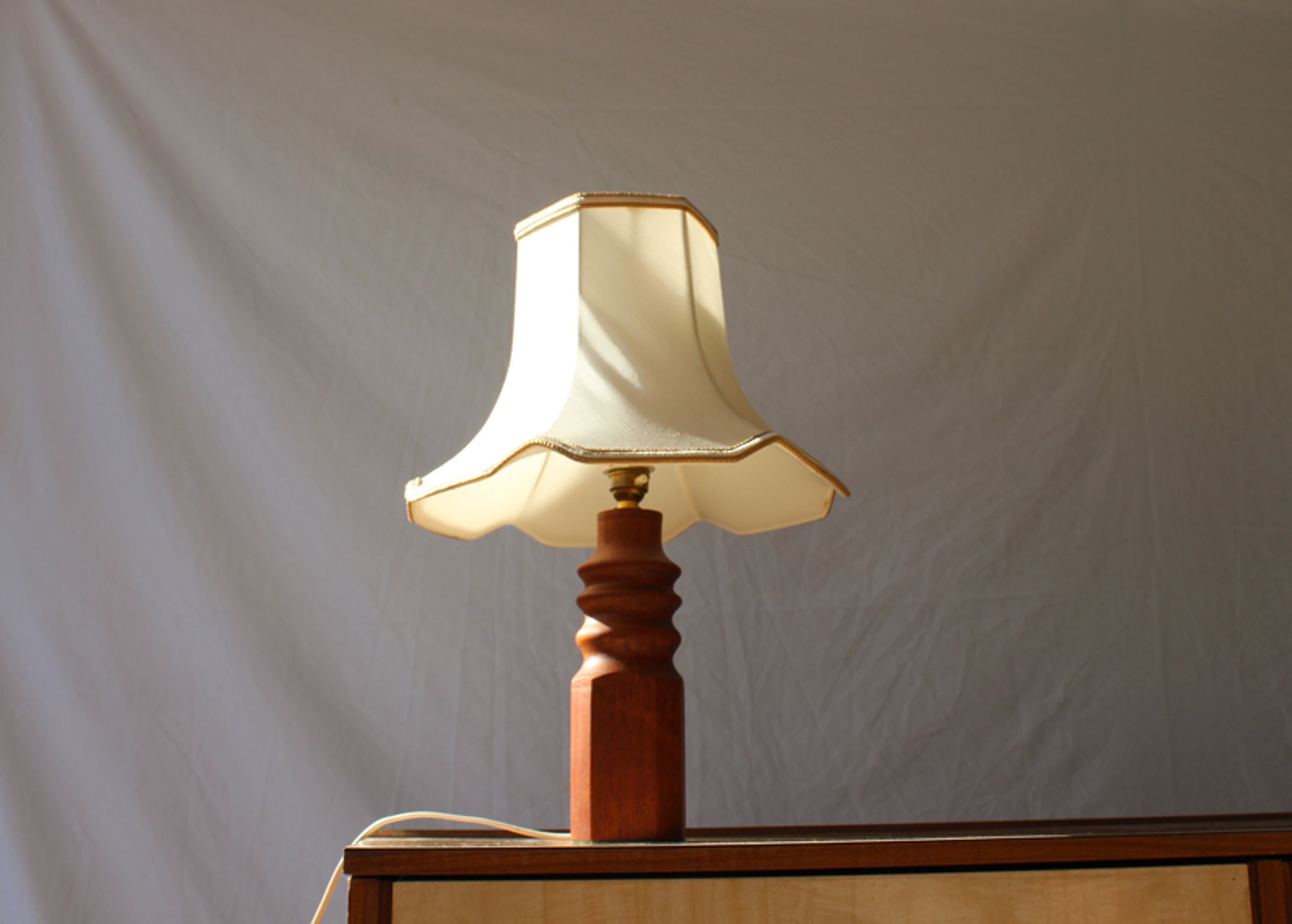 Lampe danoise tournée en bois des années 1970