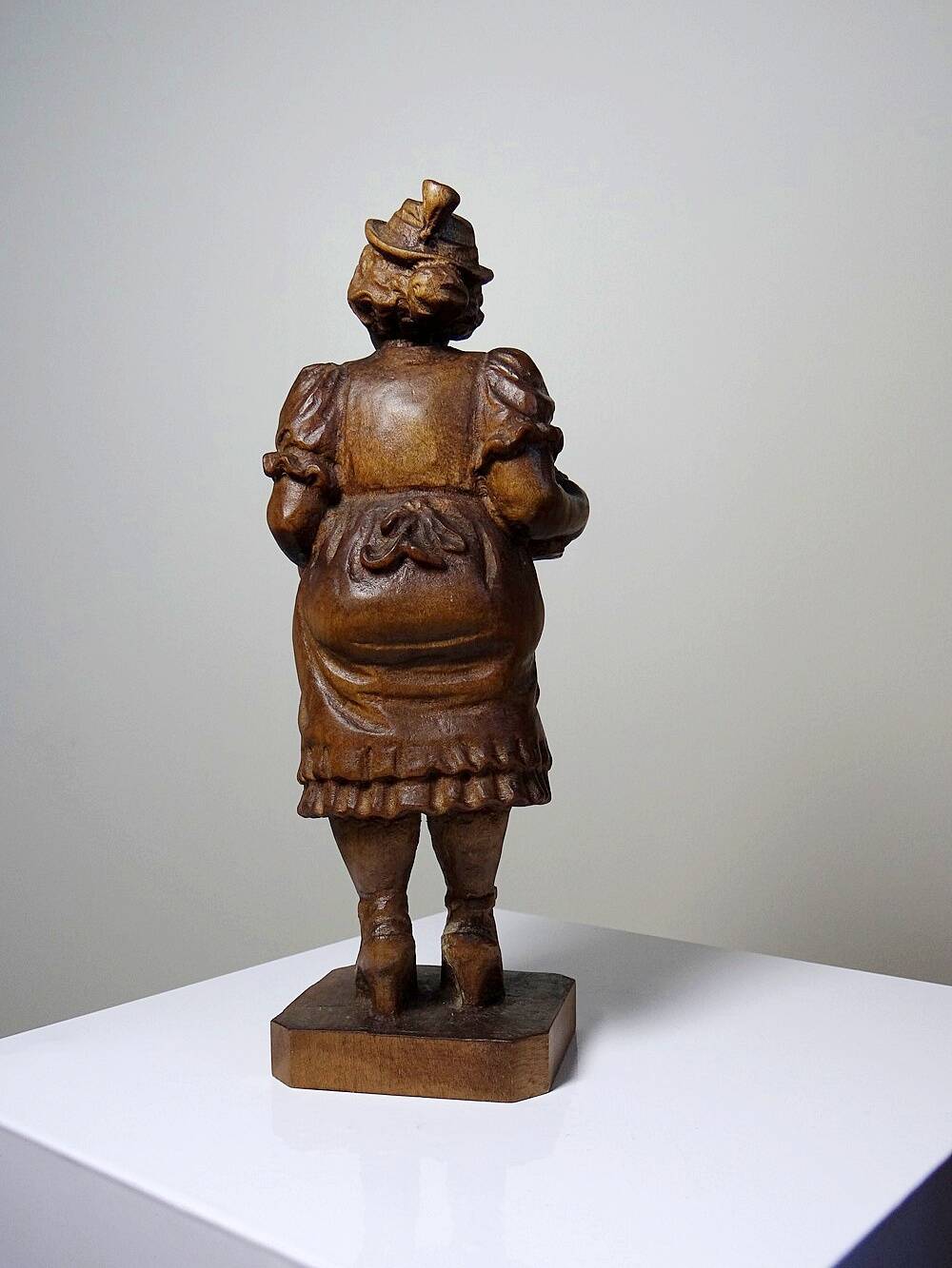 Sujet "La serveuse de bière" en bois sculpté Ludwig Roger Allemagne années