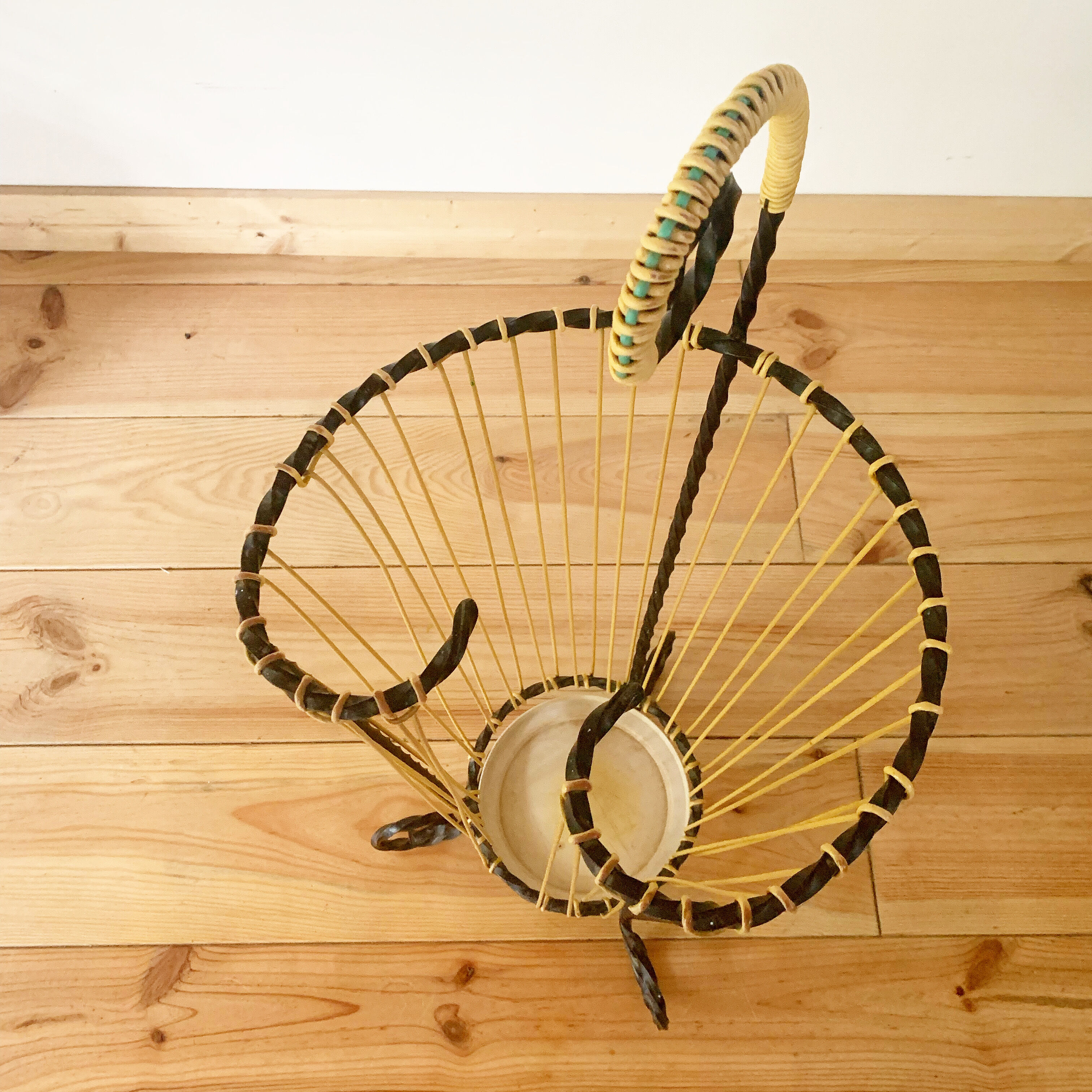 Wrought iron umbrella holder and scoubidou wires