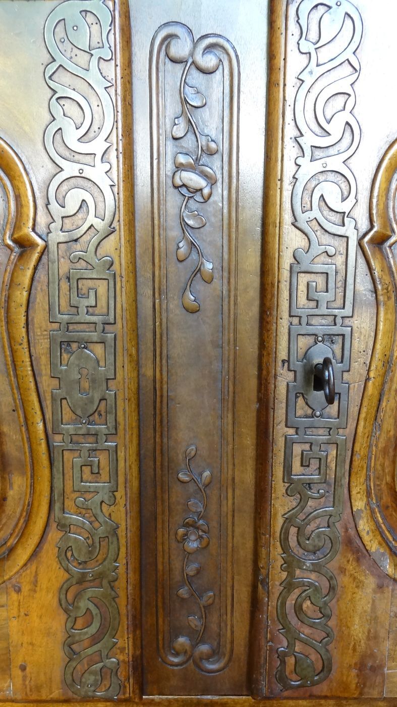 18th century Provencal sideboard in walnut, Louis XV period 140 x 100 cm