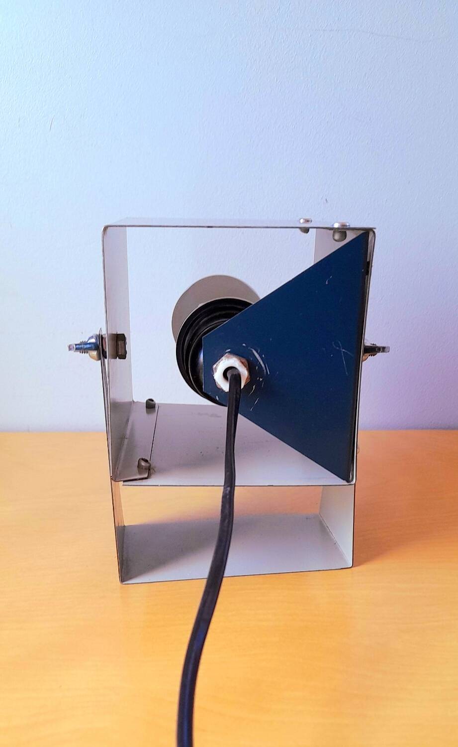 Modernist 80s table spot