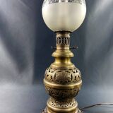 Grande lampe XIXe électrifiée en laiton à décor ajouré de style Louis XIII