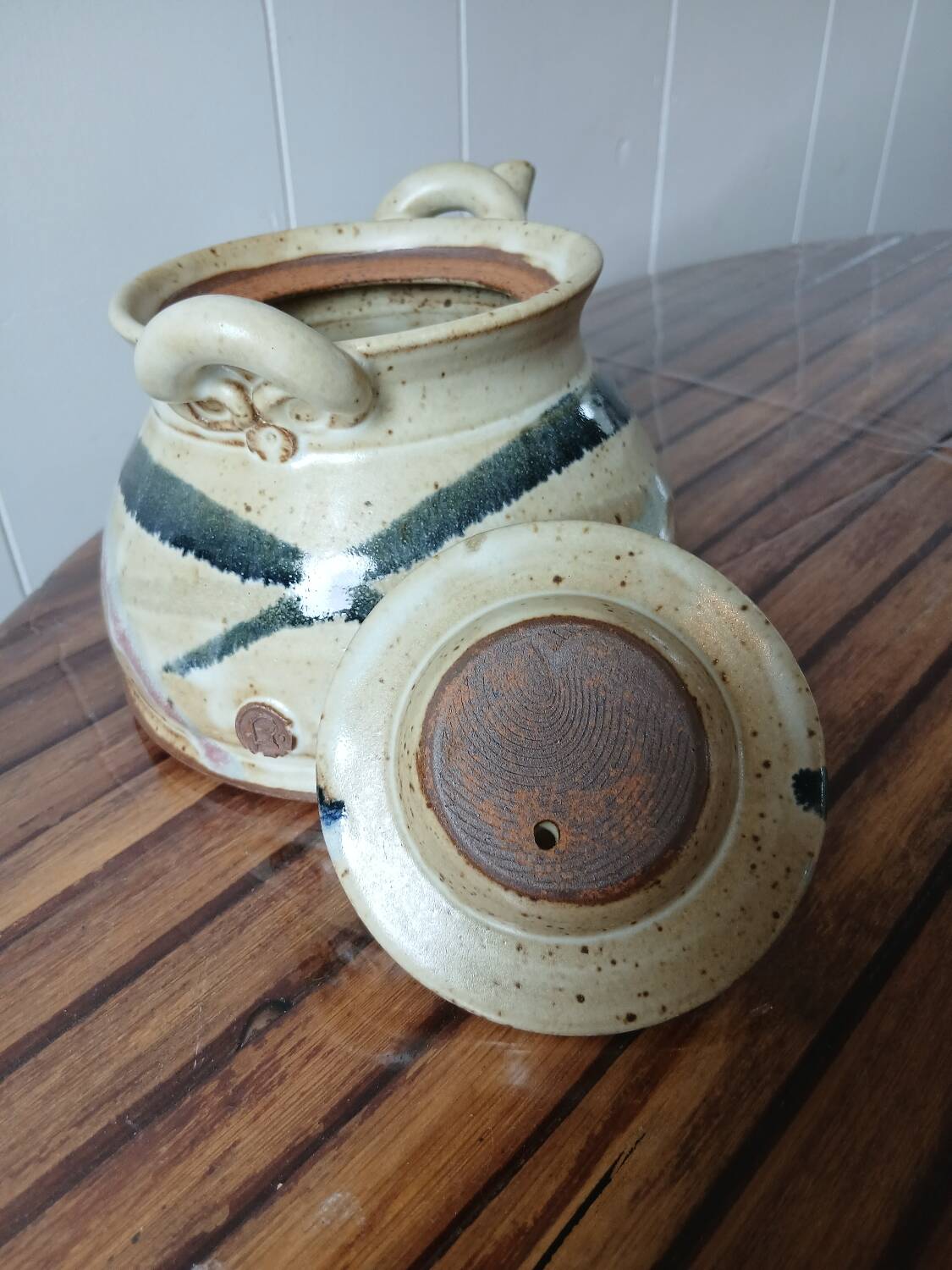 Théière en poterie estampillé vintage