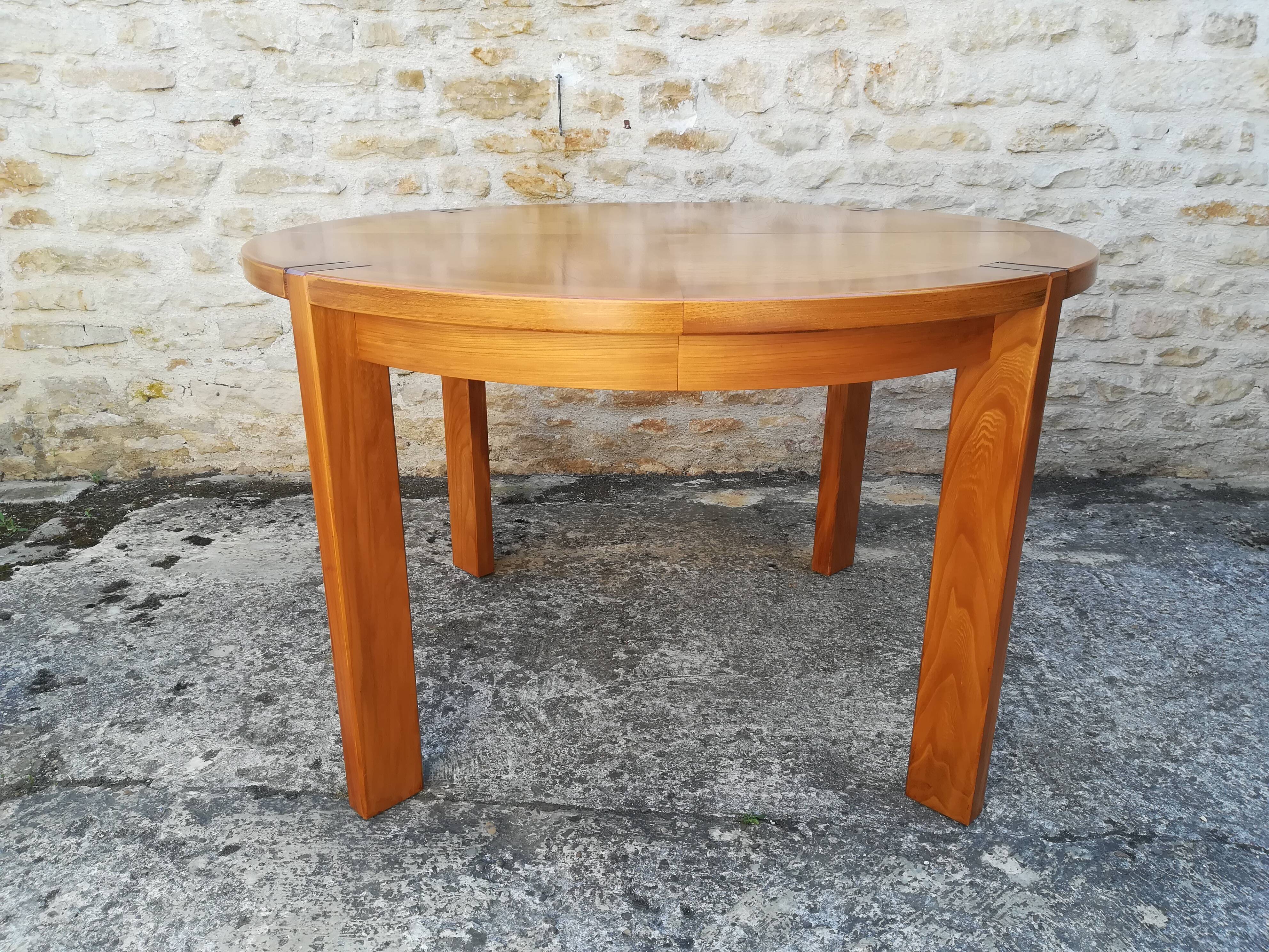 House Regain elm table with two extensions