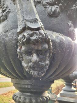 Grandes jardinières anciennes en fonte sur piédestal