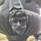 Grandes jardinières anciennes en fonte sur piédestal