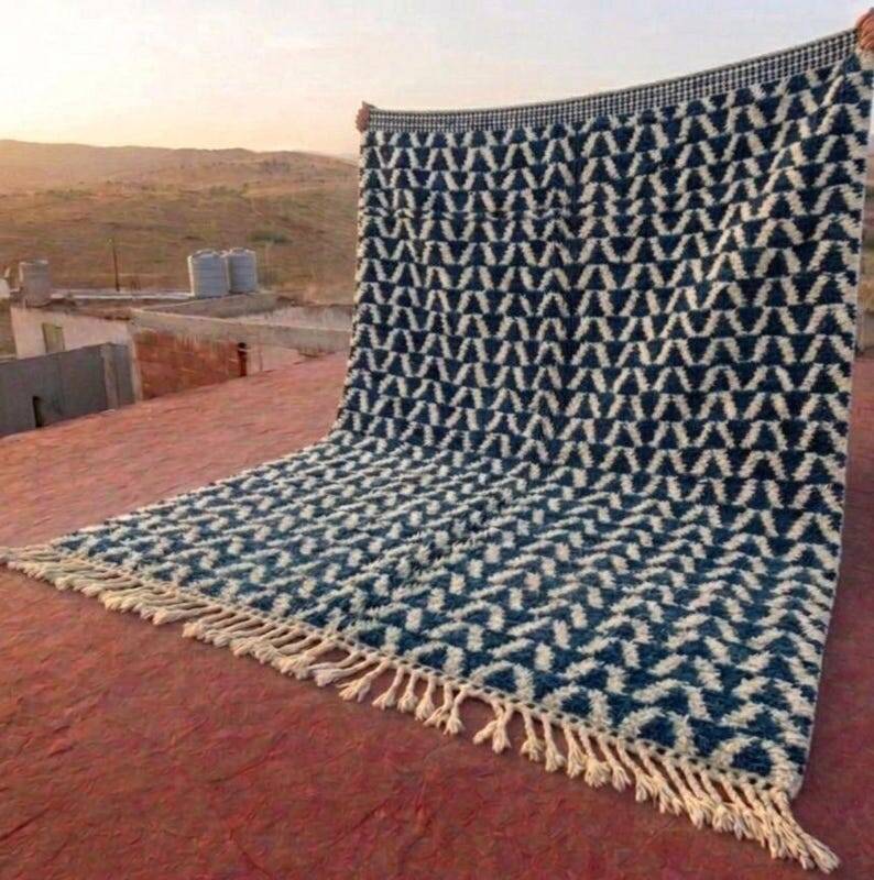 Moroccan Berber rug blue and ecru 300x200 cm – geometric pattern