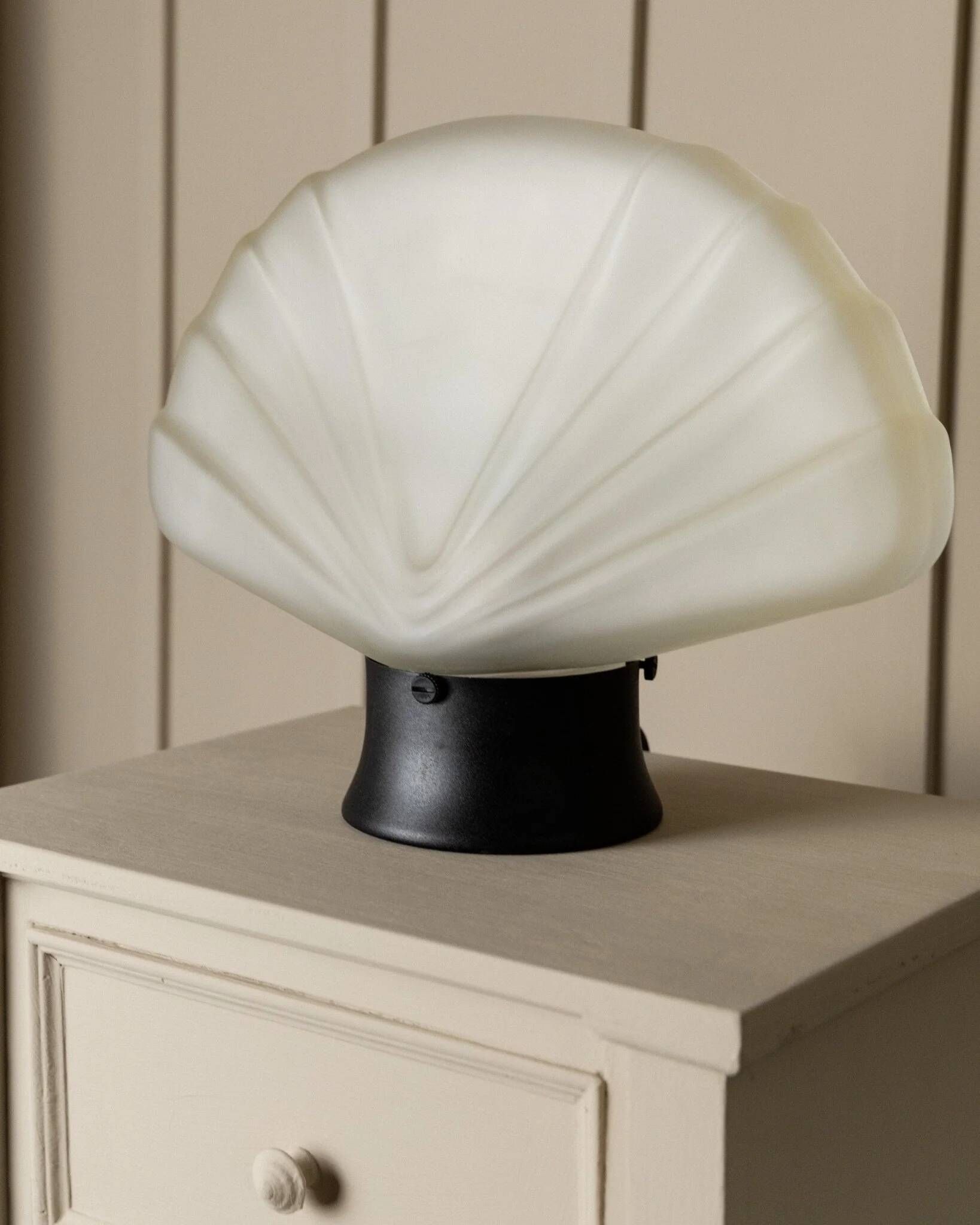 Opaline white Murano glass shell lamp with black metal base – 1980s Italian Memphis-inspired design