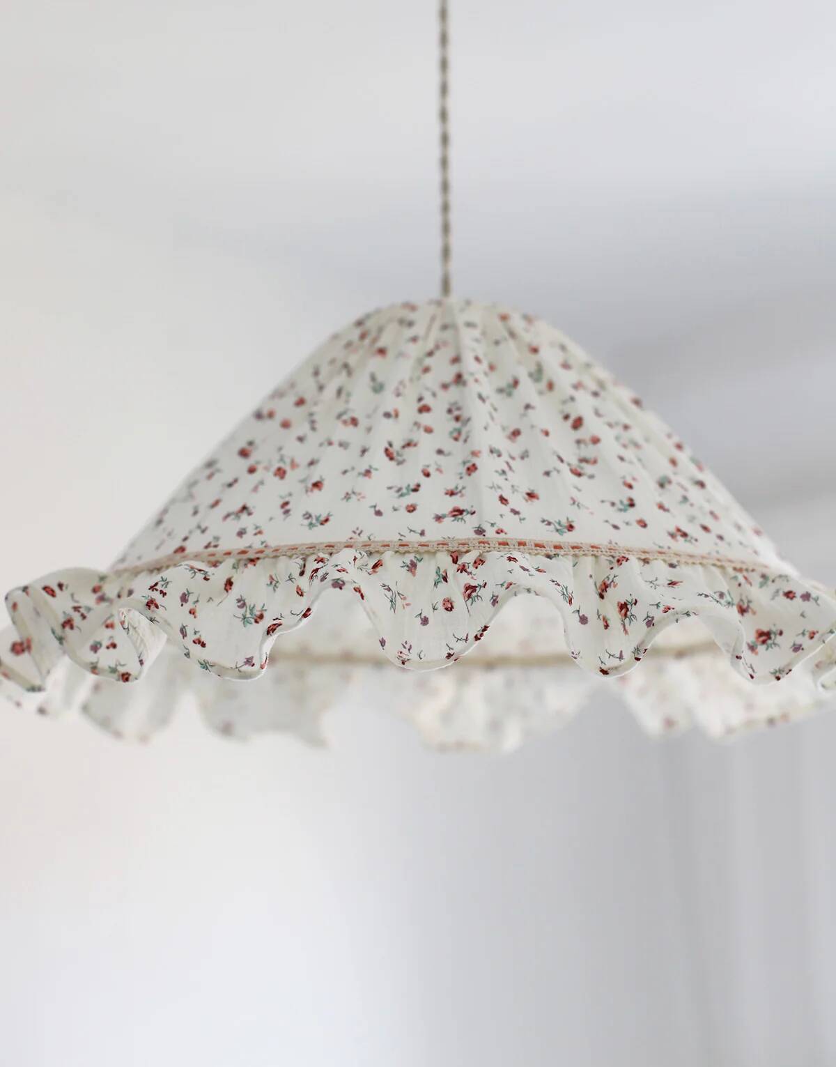Conical suspension with Emilia "tiny flowers" wheel