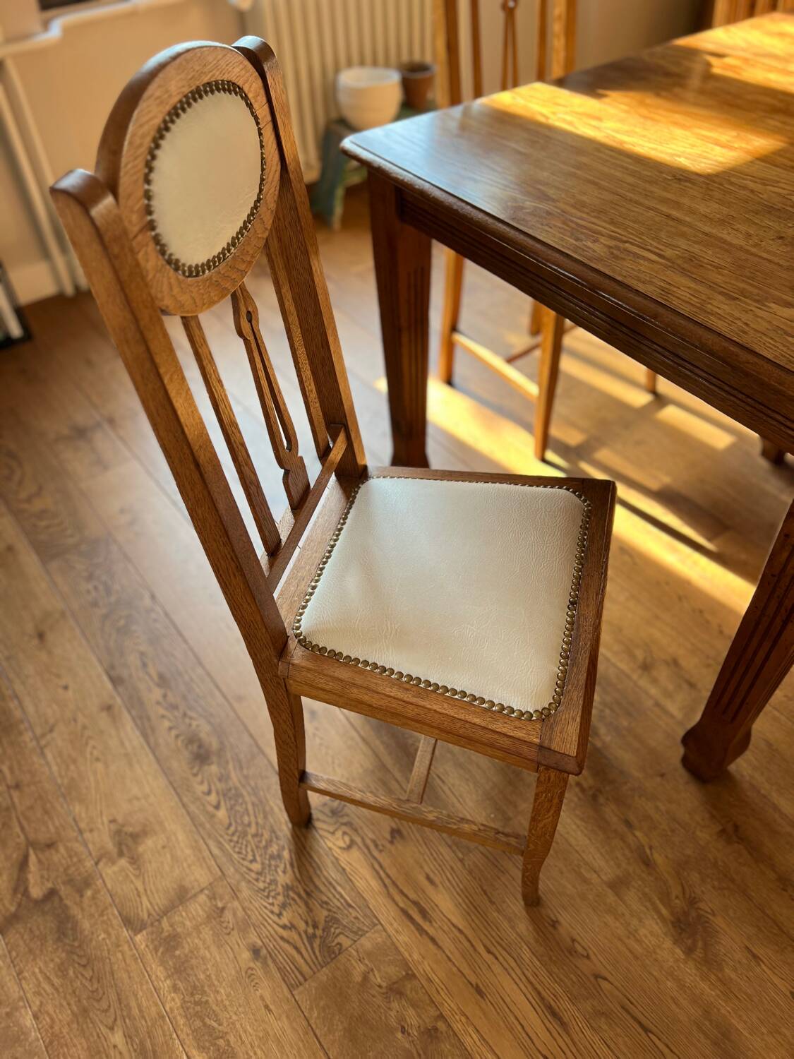 6 chaises en chêne et cuir blanc cassé