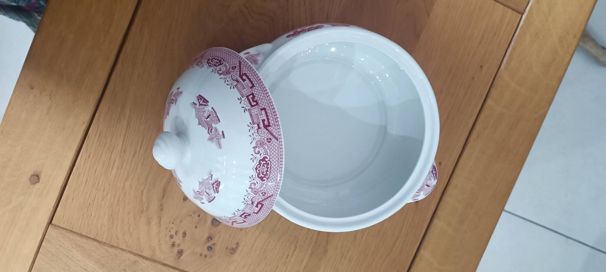 Vintage soup tureen in English earthenware Churchill Rosa pink Willow pattern.
