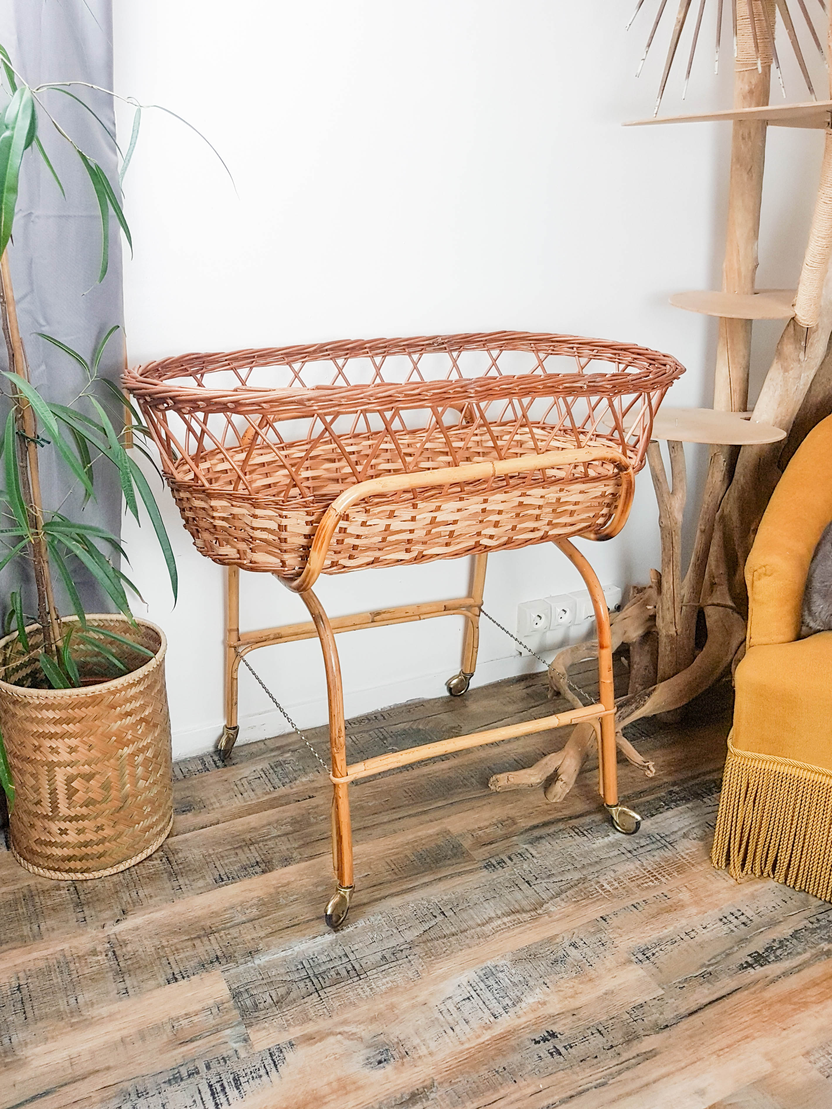 Couffin on foot in vintage rattan 50s