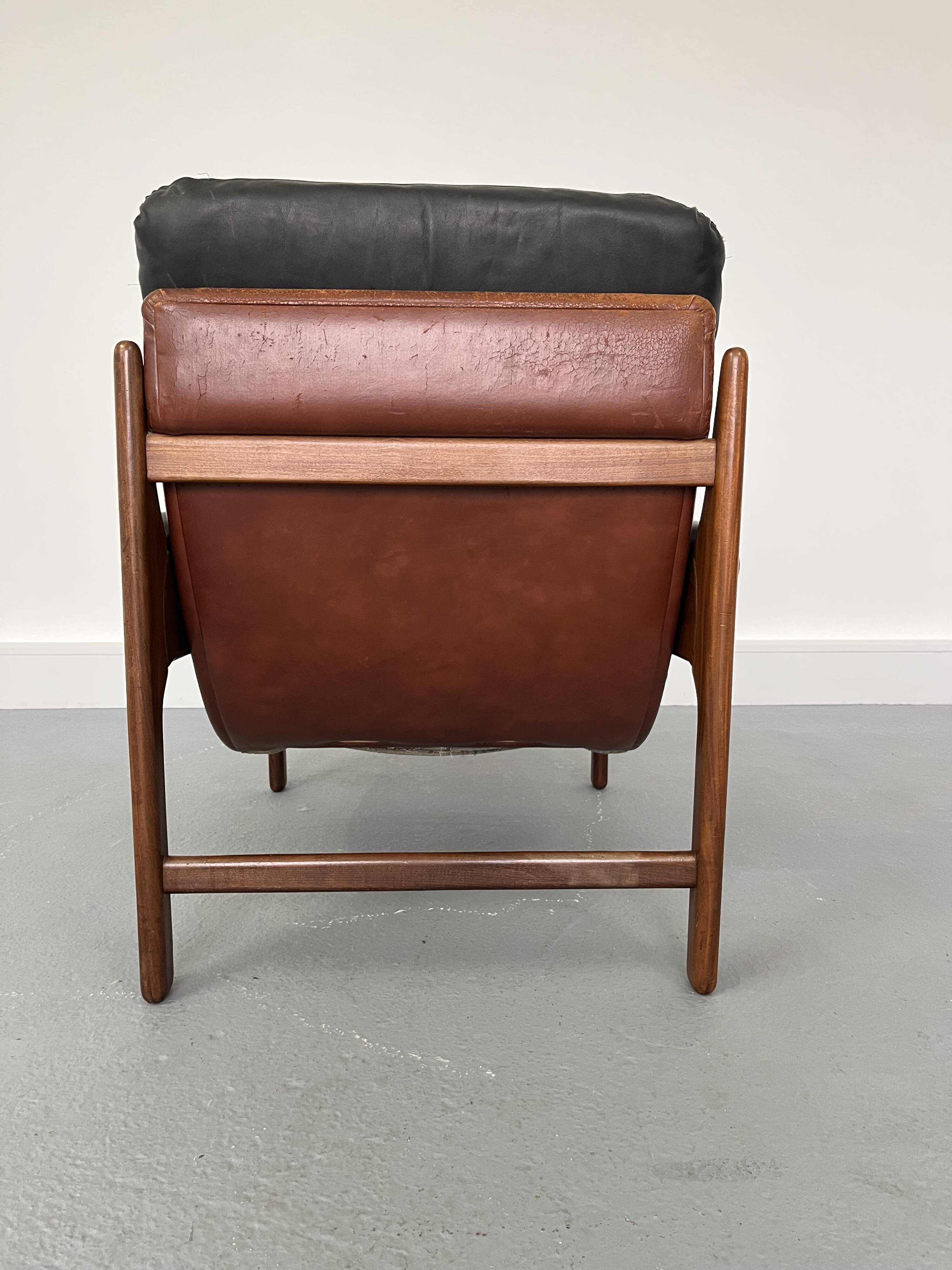 Fauteuil en teck et cuir années 1960