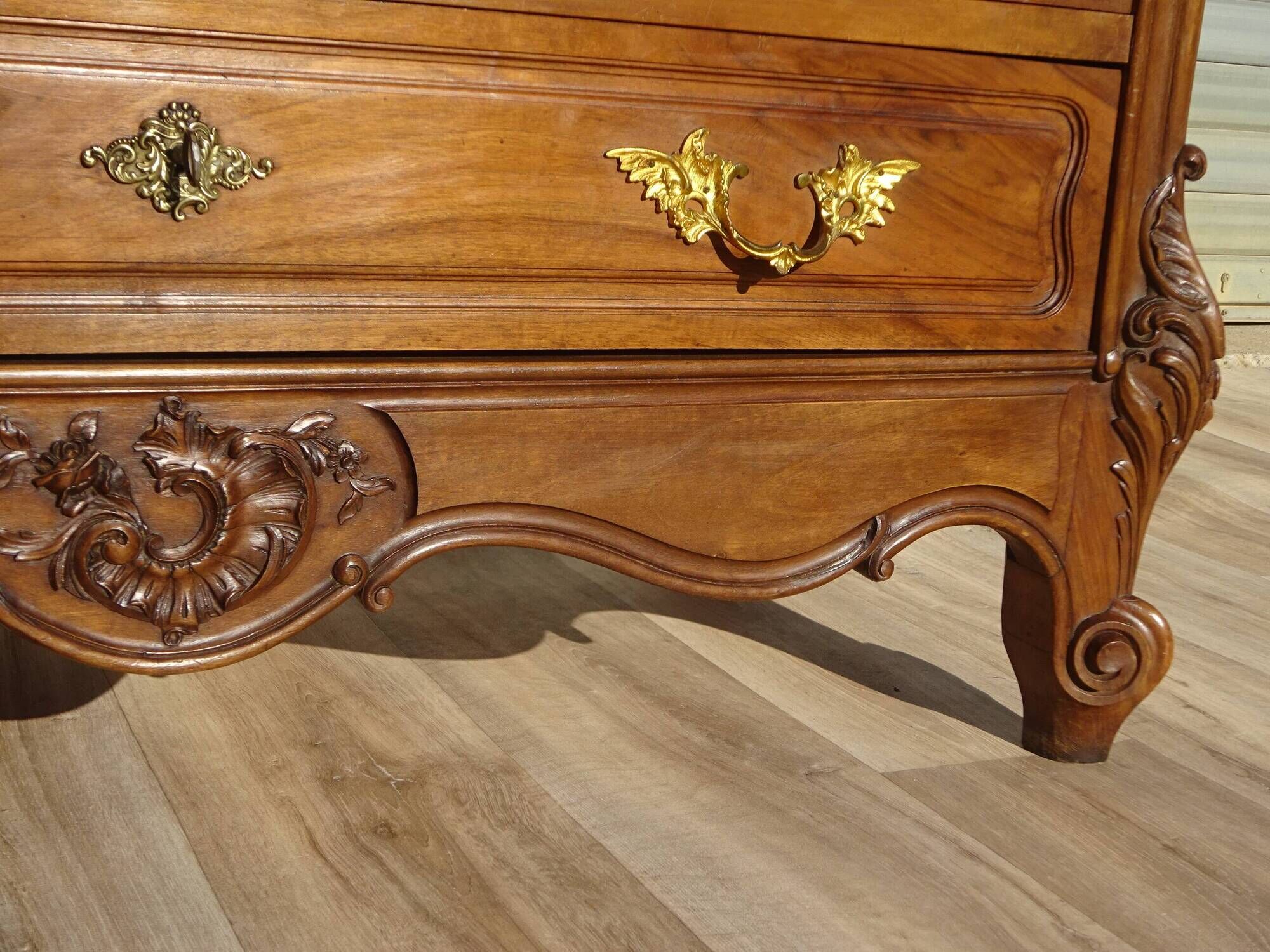 Commode en noyer Louis XV avec miroir