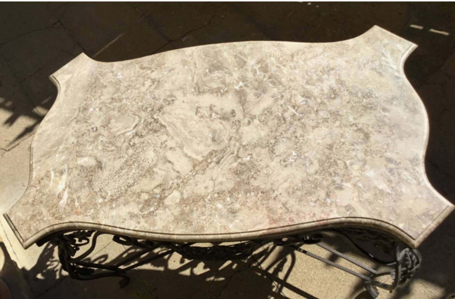 Table en fer forgé à ceinture ajourée de fleurs.plateau de marbre