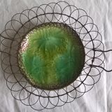 Assiette barbotine entourée fil de fer