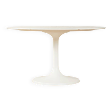 Wonderful Tulip coffee table from the 1970s