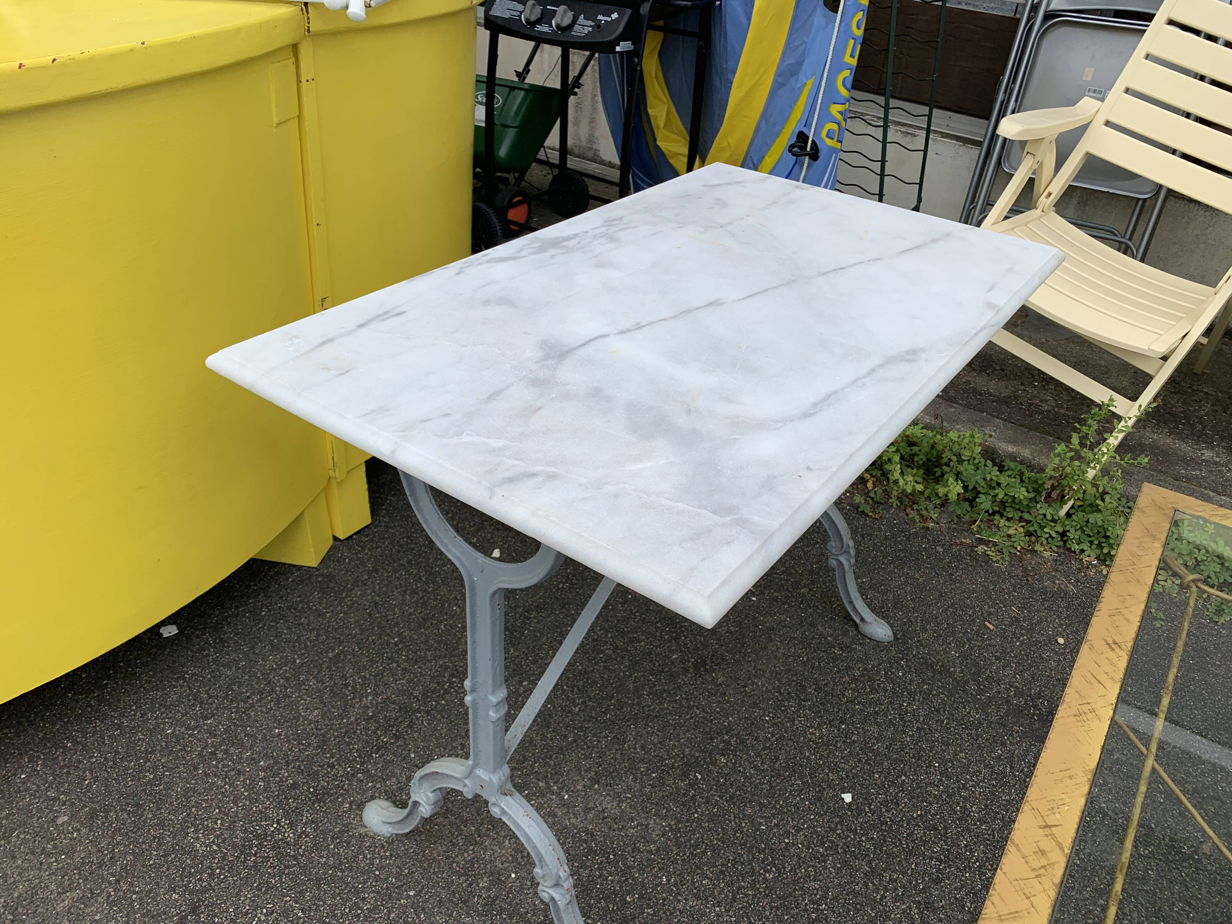 Bistro marble table