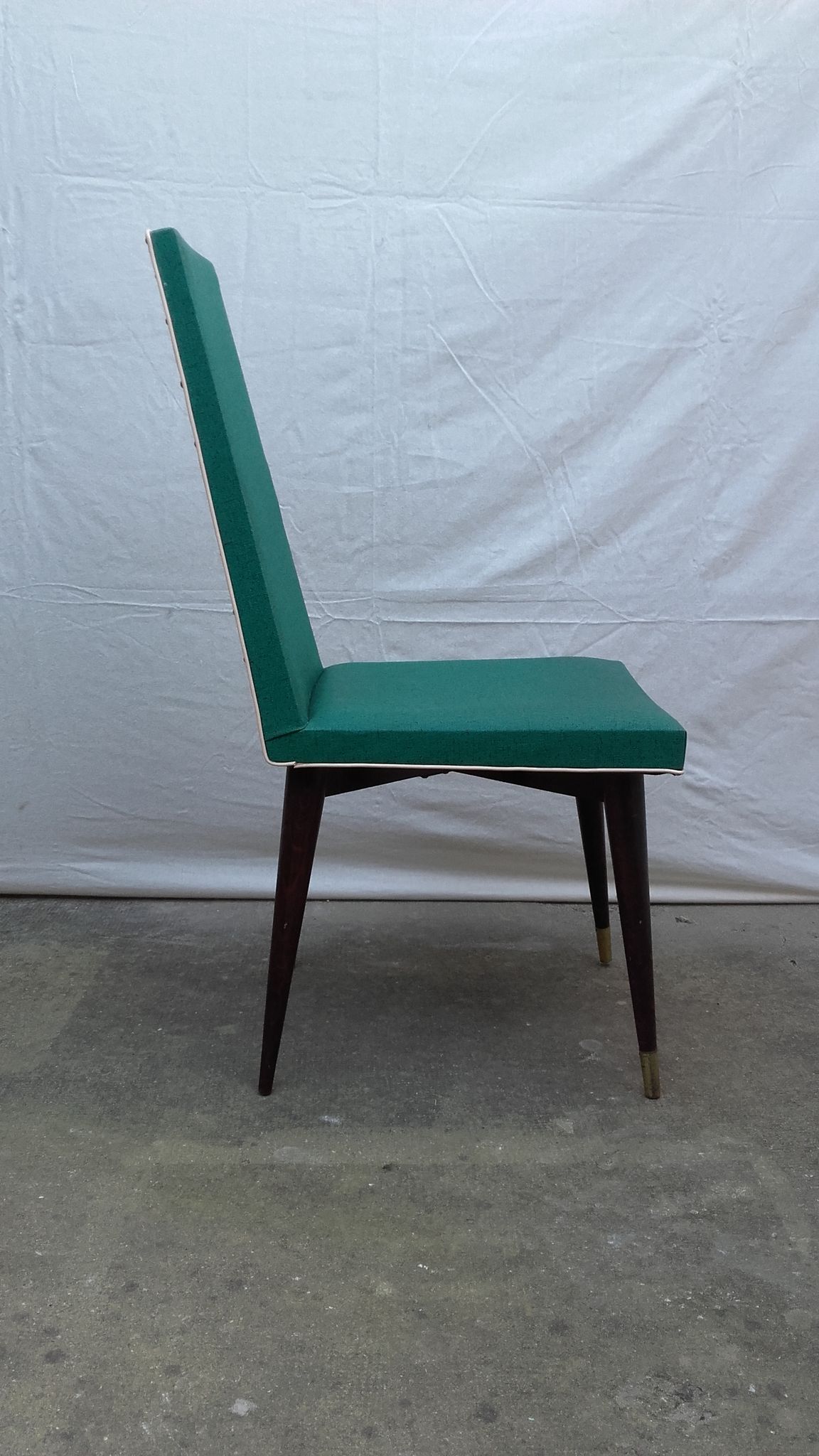 Six chaises modernistes skaï vert