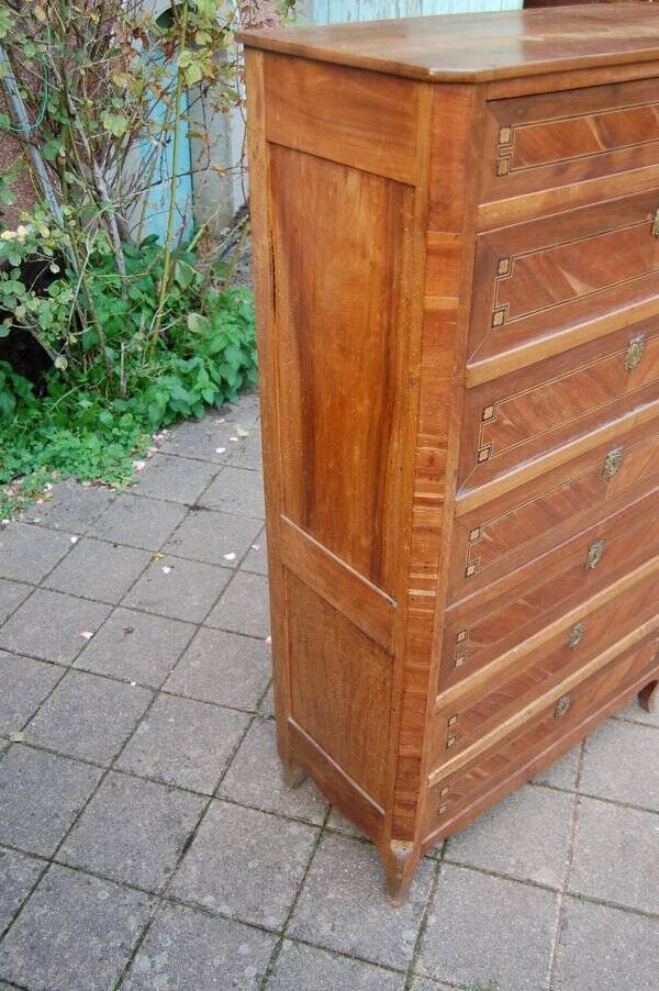 Louis XVI period walnut chest of drawers from the 18th century