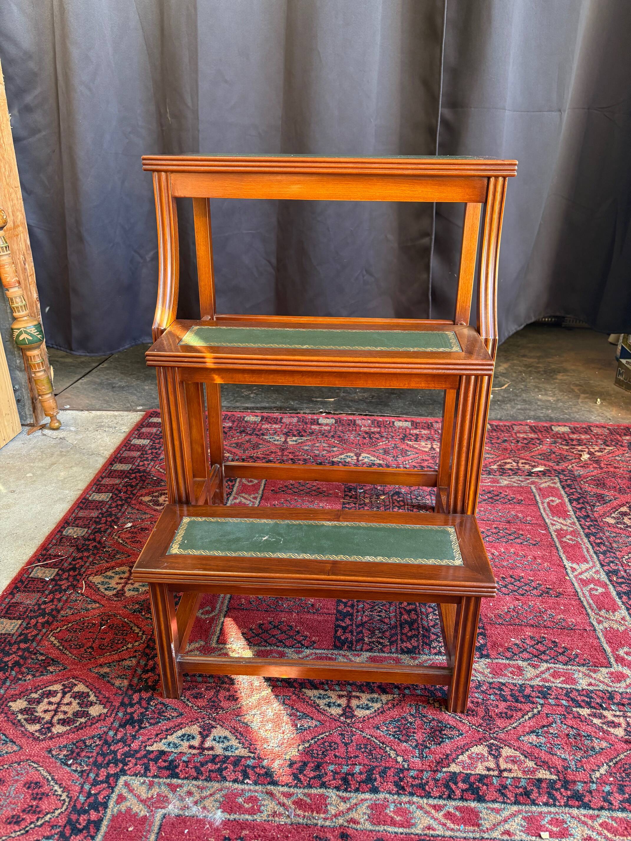 Escabeau de bibliothèque en bois massif avec marches gainées cuir