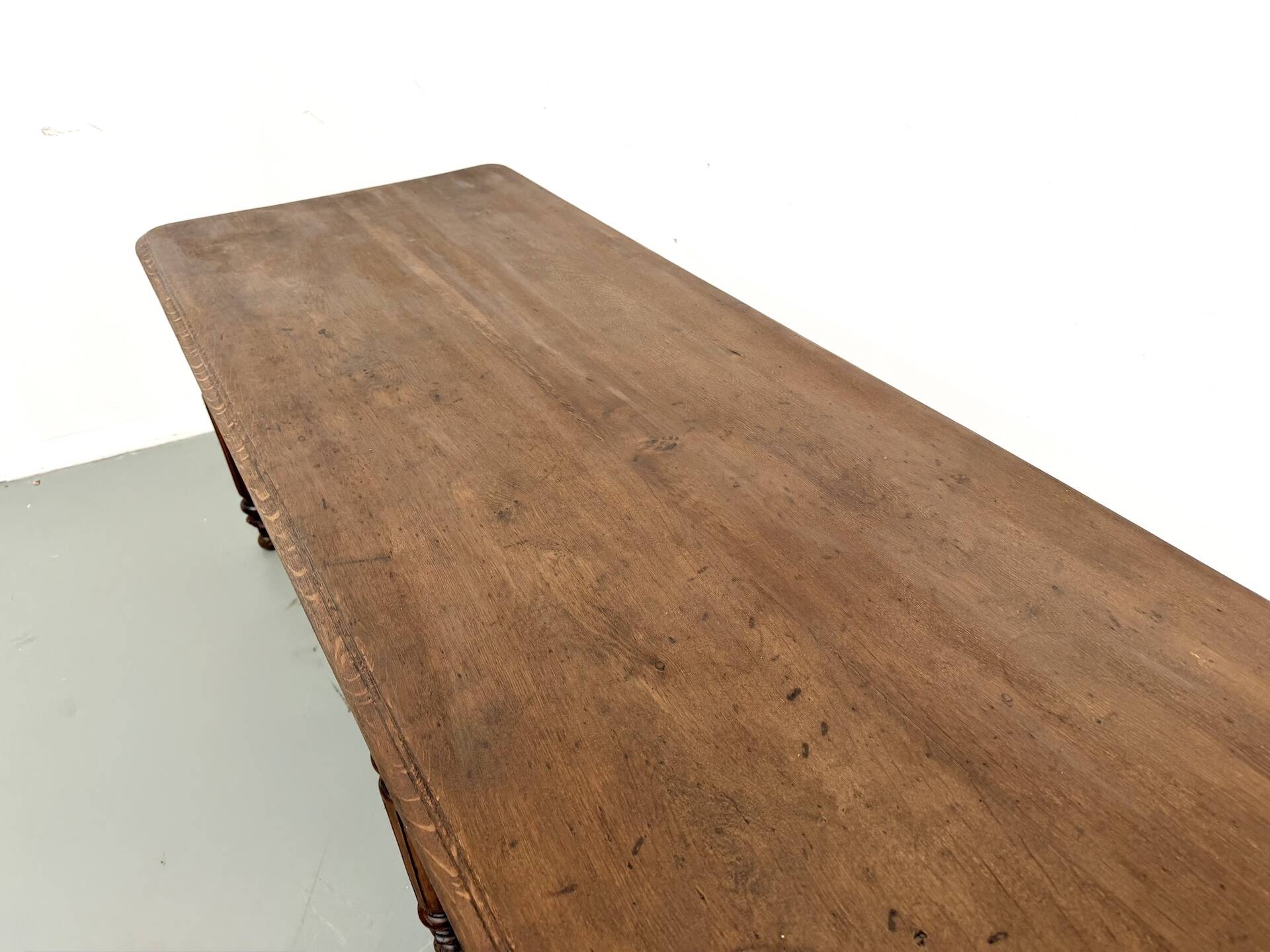 Table en chêne massif à 6 pieds tournés (1900)