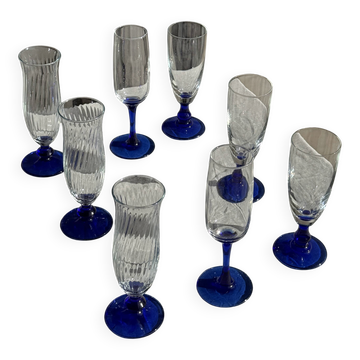 6 flûtes à champagne dépareillées, pied bleu