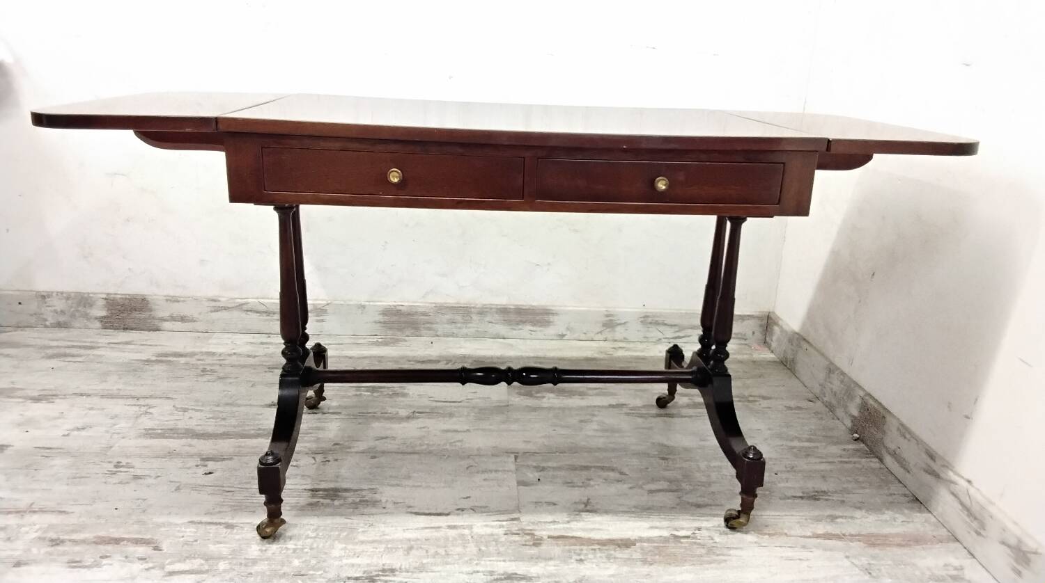 English-style coffee table with flaps