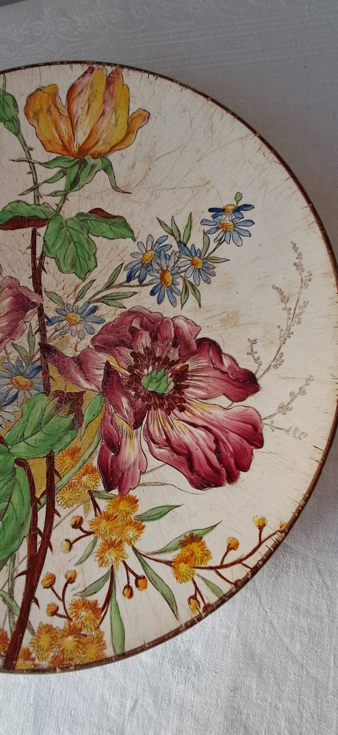 Plat Terre de fer Longchamp. Fin 19ème. Décor de fleurs