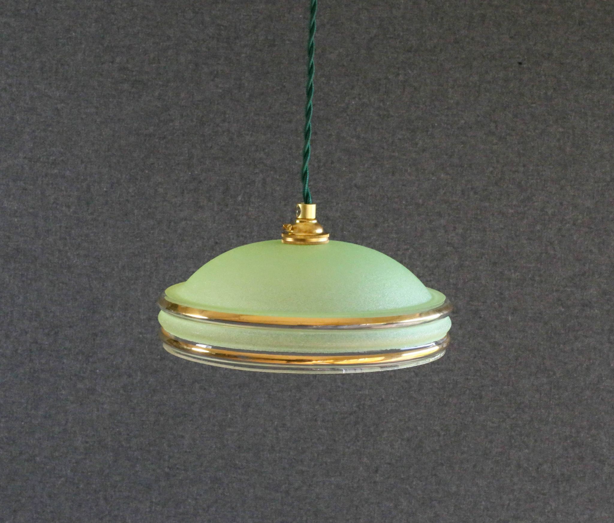 Suspension ancienne années 40 en verre granité vert avec filets dorés, douille et cable neufs