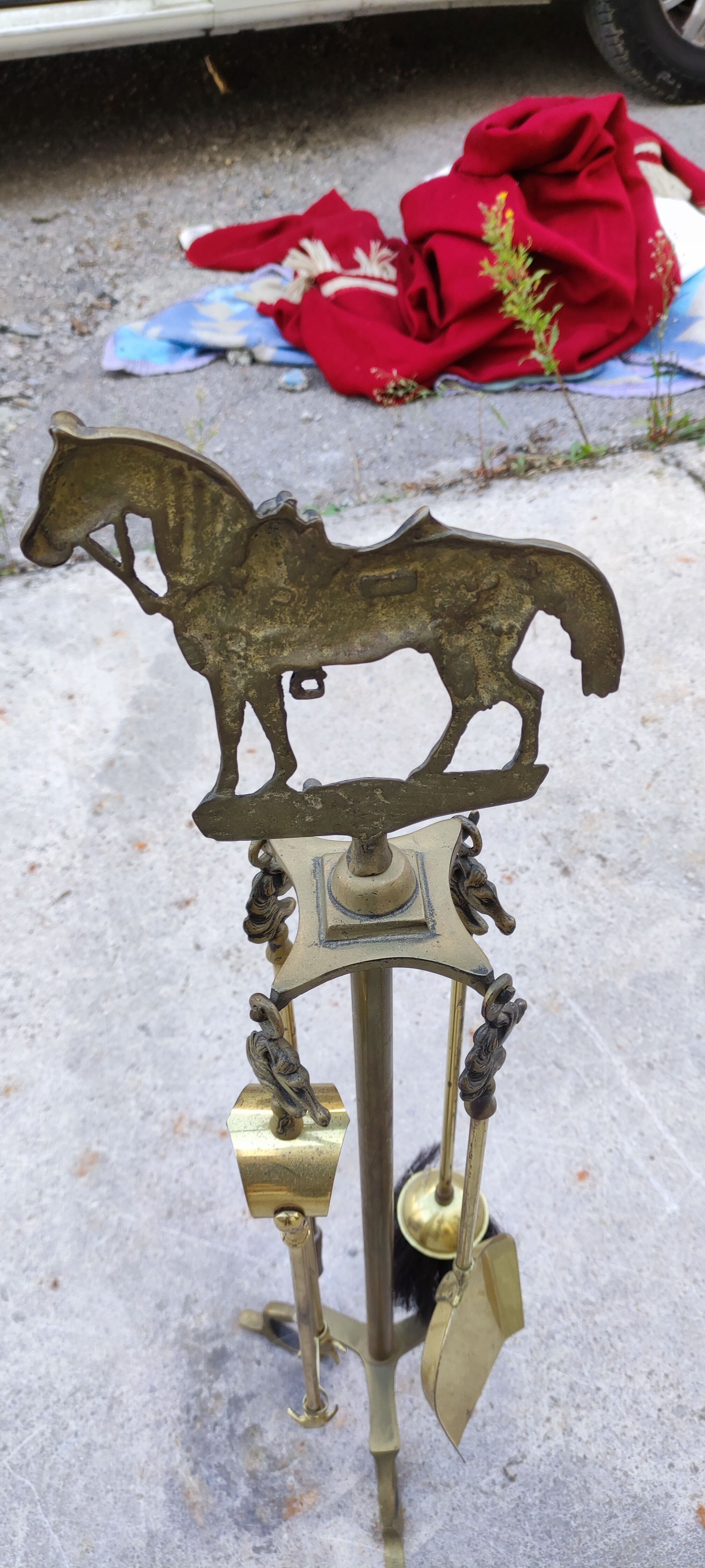 Serviteur de cheminé en bronze doré décor équestre, cheval
